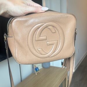Gucci Tan Pebbled Leather soho Crossbody Camera Bag with Tassel